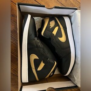 Nike Men's Air Jordan 1 Mid Black/Metallic Gold and White size 12